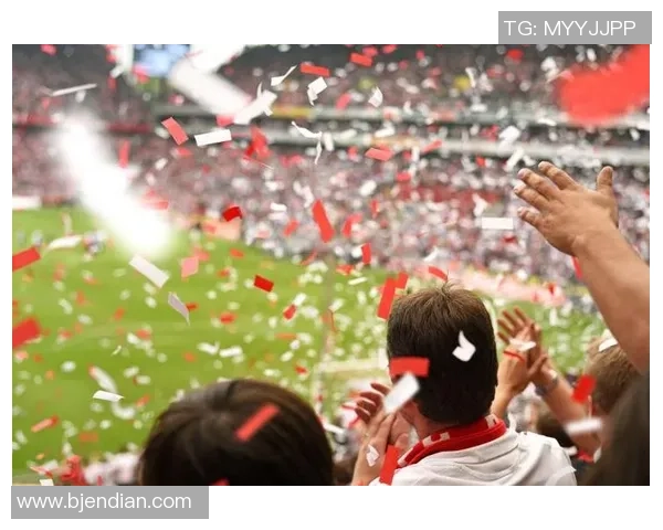 足球明星街头即兴踢球引围观粉丝热情欢呼场面火爆